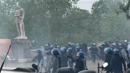 米体：罗马德比前两队球迷和警方发生冲突，13名警察因此受伤