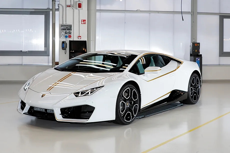 若塔事故现场仅剩轮毂可以辨认，推测是兰博基尼Huracán车型