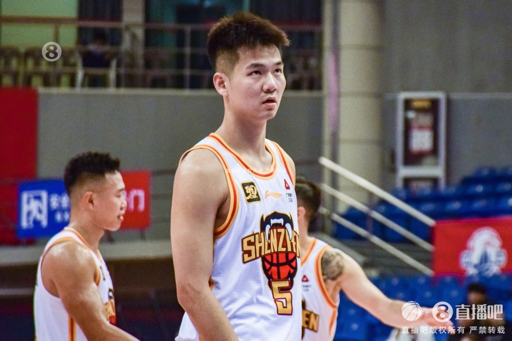 直播吧：深圳男篮与核心后卫孙浩钦达成2年的保护合同续约