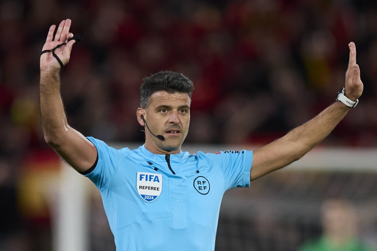 马卡：巴萨球迷比赛中辱骂皇马&裁判曼萨诺，被西甲联盟投诉