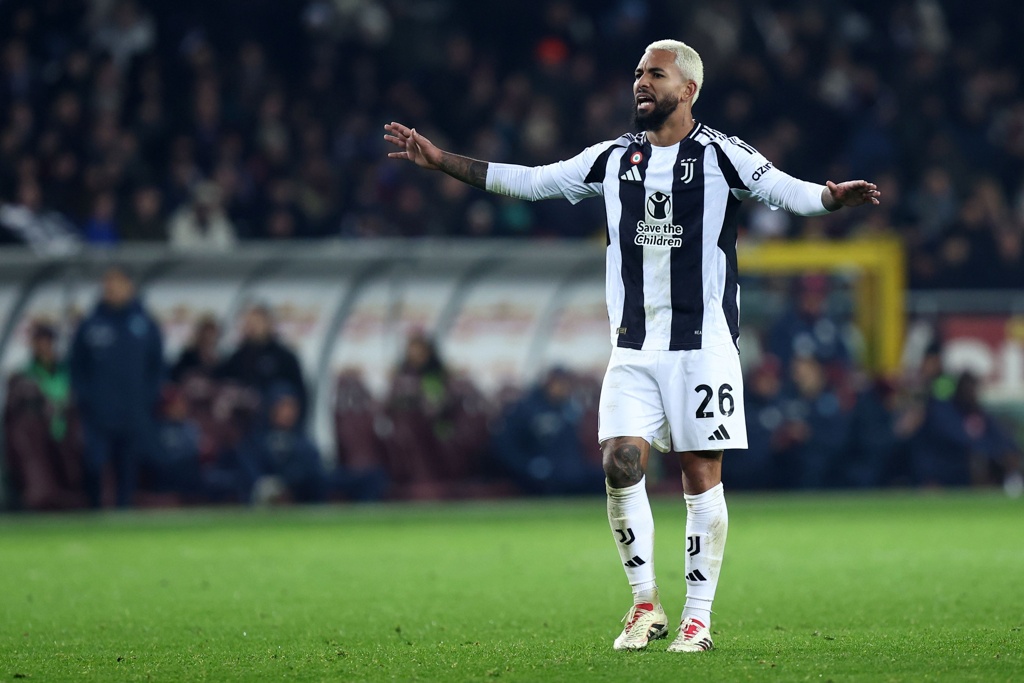 道格拉斯回应球迷：我曾是英超最佳中场之一，但在尤文枯坐替补席