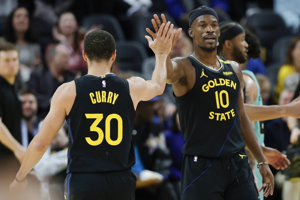 库里：巴特勒总能做出正确的决定 我们在以各种方式赢得比赛