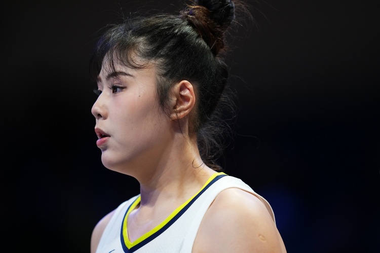 赢得主帅信任飞翼主帅猛夸李月汝：她非常拼 给球队注入活力