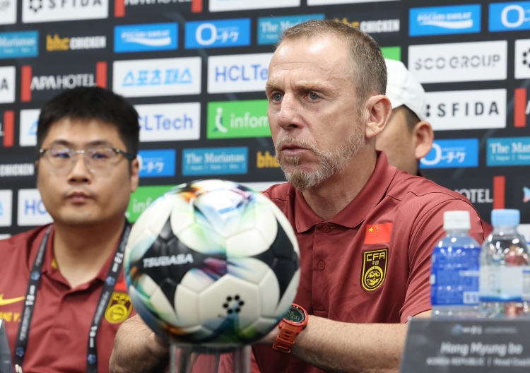 北青：国足教练组现场观战日本队比赛，中国香港展现顽强态度